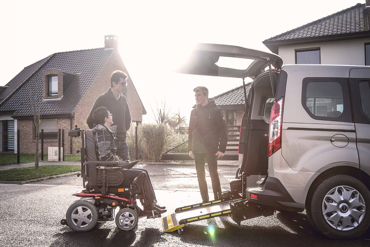 In this converted car, feel free to travel at 5 + 1 wheelchair passenger !