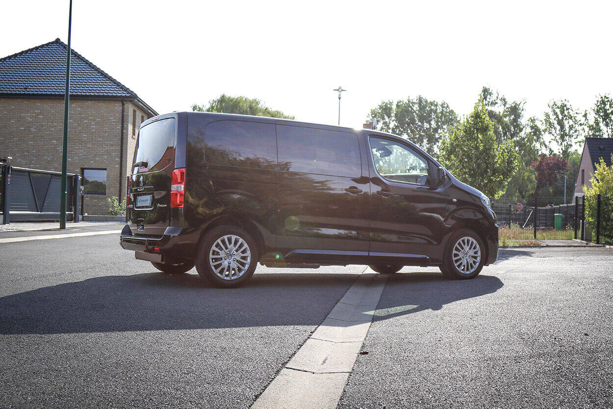 Hire a weelchair friendly MPV to ride in France and Europe !