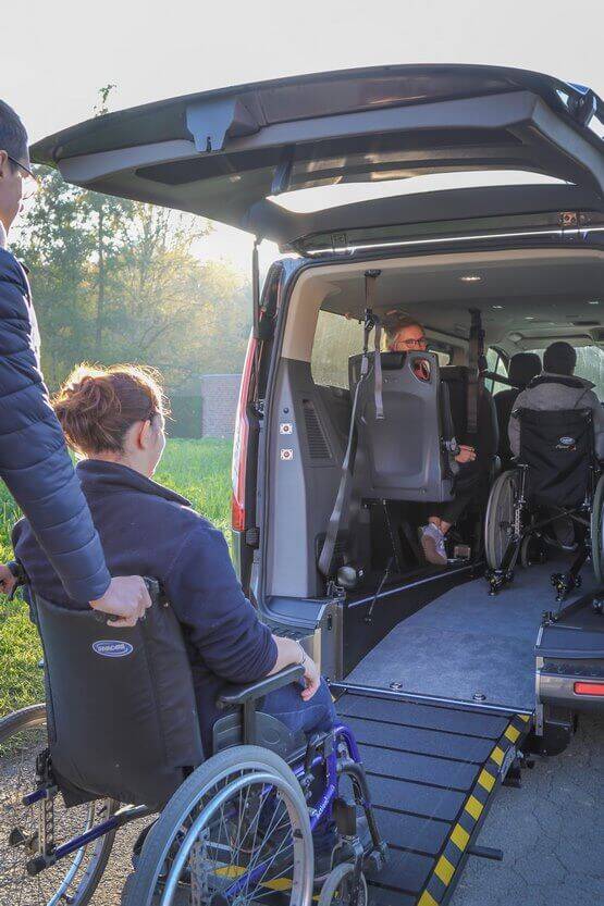 The advantages of the converted Ford Tourneo Custom Twin are : comfort, modularity and adaptability, security, modernity, space... 