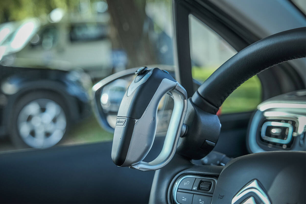 Sometimes, a multi function steering knob is the solution to drive safely with a disability !