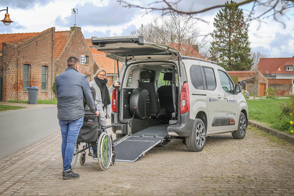 This Berlingo Xtra HappyAccess allow you to travel with 3 other passengers, included the wheelchair-user