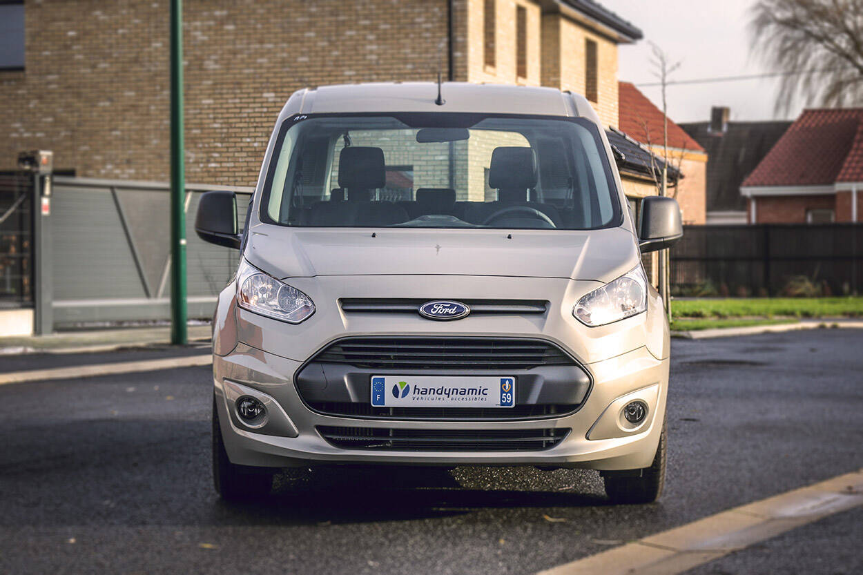 Enjoy the great modularity of the Grand Tourneo Connect with swivel seats et a folding ramp